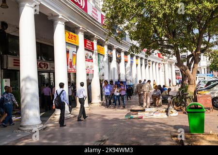 DELHI, INDIEN - NOV 16: Connaught Place ist am 16,2012. November eines der größten Finanz-, Handels- und Geschäftszentren in Delhi, Indien. Benannt nach Th Stockfoto