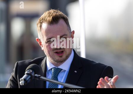 26. Oktober 2022, Brandenburg, Eisenhüttenstadt: Daniel Euteneuer, Leiter Regionalbereich Ost, DB Station&Service AG, spricht bei der Inbetriebnahme des komplett renovierten Bahnhofs Eisenhüttenstadt. Seit Ende 2019 modernisiert die Deutsche Bahn gemeinsam mit Bund und Land Brandenburg Plattform, Dach und Fahrgastunterführung und schafft einen barrierefreien Zugang zum Zug. Foto: Frank Hammerschmidt/dpa Stockfoto