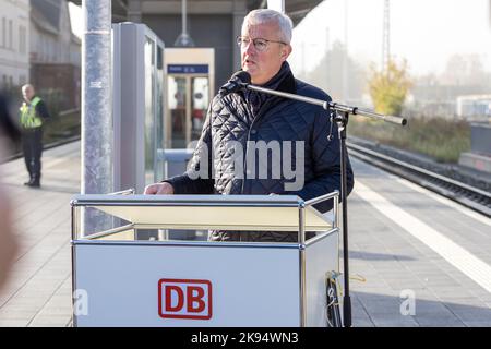 26. Oktober 2022, Brandenburg, Eisenhüttenstadt: Guido Beermann (CDU), Minister für Infrastruktur und Raumordnung des Landes Brandenburg, spricht bei der Inbetriebnahme des komplett renovierten Bahnhofs Eisenhüttenstadt. Seit Ende 2019 modernisiert die Deutsche Bahn gemeinsam mit Bund und Land Brandenburg Plattform, Dach und Fahrgastunterführung und schafft einen barrierefreien Zugang zum Zug. Foto: Frank Hammerschmidt/dpa Stockfoto