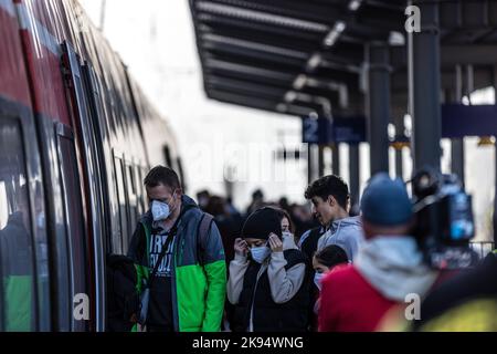 26. Oktober 2022, Brandenburg, Eisenhüttenstadt: Auf dem Bahnsteig am Bahnhof Eisenhüttenstadt steigen Menschen in einen Regionalzug ein. Seit Ende 2019 modernisiert die Deutsche Bahn gemeinsam mit Bund und Land Brandenburg Plattform, Dach und Fahrgastunterführung und schafft einen barrierefreien Zugang zum Zug. Foto: Frank Hammerschmidt/dpa Stockfoto