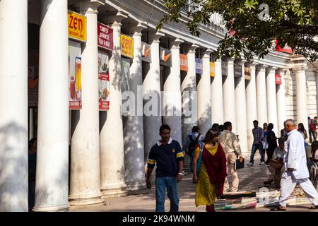 DELHI, INDIEN - NOV 16: Connaught Place ist am 16,2012. November eines der größten Finanz-, Handels- und Geschäftszentren in Delhi, Indien. Benannt nach Th Stockfoto
