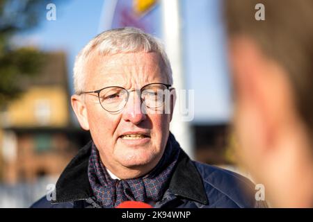 26. Oktober 2022, Brandenburg, Eisenhüttenstadt: Guido Beermann (CDU), Minister für Infrastruktur und Raumordnung des Landes Brandenburg, spricht bei der Inbetriebnahme des komplett renovierten Bahnhofs Eisenhüttenstadt. Seit Ende 2019 modernisiert die Deutsche Bahn gemeinsam mit Bund und Land Brandenburg Plattform, Dach und Fahrgastunterführung und schafft einen barrierefreien Zugang zum Zug. Foto: Frank Hammerschmidt/dpa Stockfoto