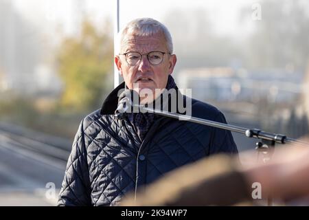 26. Oktober 2022, Brandenburg, Eisenhüttenstadt: Guido Beermann (CDU), Minister für Infrastruktur und Raumordnung des Landes Brandenburg, spricht bei der Inbetriebnahme des komplett renovierten Bahnhofs Eisenhüttenstadt. Seit Ende 2019 modernisiert die Deutsche Bahn gemeinsam mit Bund und Land Brandenburg Plattform, Dach und Fahrgastunterführung und schafft einen barrierefreien Zugang zum Zug. Foto: Frank Hammerschmidt/dpa Stockfoto