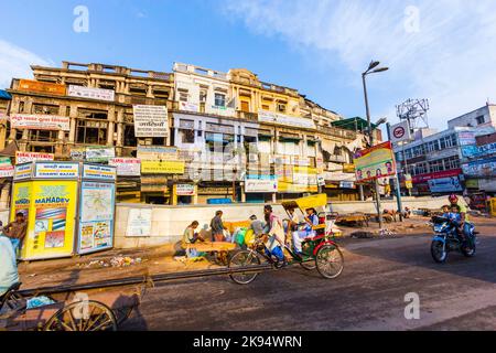 DELHI, INDIEN - NOV 9: Rikscha-Fahrer transportiert Menschen am frühen Morgen des 09,2011. November in Delhi, Indien. In Delhi wurden Fahrradrickshaws eingeführt Stockfoto