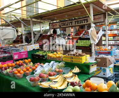 Obststand, Berwick Street Market, Soho, London, Großbritannien. Dieser Markt soll das frischeste Obst und Gemüse in ganz London haben. Stockfoto