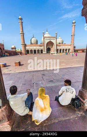 DELHI, INDIEN - 16. OKTOBER: Eine Familie von Gläubigen ruht am 16. Oktober 2012 im Innenhof der Jama Masjid Moschee in Delhi, Indien. Jama Masjid ist der Stockfoto