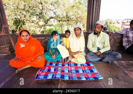 DELHI, INDIEN - 16. OKTOBER: Eine Familie von Gläubigen ruht am 16. Oktober 2012 im Innenhof der Jama Masjid Moschee in Delhi, Indien. Jama Masjid ist der Stockfoto