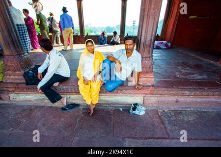 DELHI, INDIEN - 16. OKTOBER: Eine Familie von Gläubigen ruht am 16. Oktober 2012 im Innenhof der Jama Masjid Moschee in Delhi, Indien. Jama Masjid ist der Stockfoto