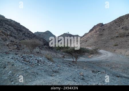 Riesige, wunderschöne Berge und Blick auf fossile Felsen während des frühen Sonnenaufgangs aus den VAE Stockfoto