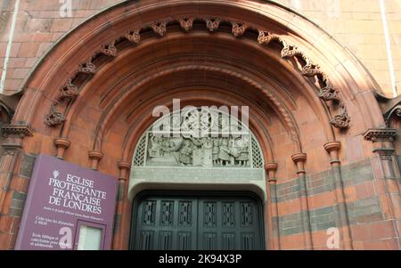 Französische evangelische Kirche in London, Soho Square, Soho, London, Großbritannien - Französische Hugenotten, die vor der Verfolgung in Frankreich fliehen, haben diese Gegend für Centu besucht Stockfoto