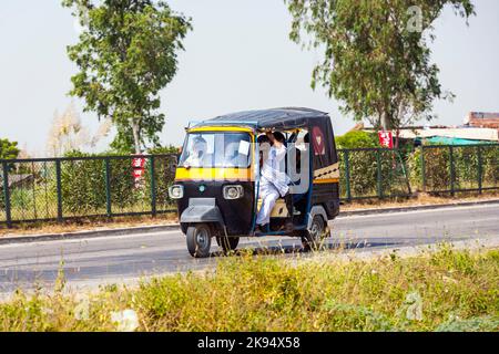 AGRA, INDIEN - OKTOBER 17: Öffentlicher Verkehr in Indien .Crazy Road scene -Taxi mit überlasteten Passagieren am 17. Oktober 2012 in Agra, Indien. Stockfoto