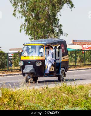 AGRA, INDIEN - OKTOBER 17: Öffentlicher Verkehr in Indien .Crazy Road scene -Taxi mit überlasteten Passagieren am 17. Oktober 2012 in Agra, Indien. Stockfoto