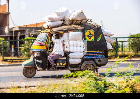 AGRA, INDIEN - OKTOBER 17: Öffentlicher Verkehr in Indien .Crazy Road scene -LKW mit überladener Ladung am 17. Oktober 2012 in Agra, Indien. Stockfoto