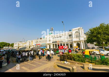 DELHI, INDIEN - NOV 16: Connaught Place ist am 16,2012. November eines der größten Finanz-, Handels- und Geschäftszentren in Delhi, Indien. Benannt nach Th Stockfoto