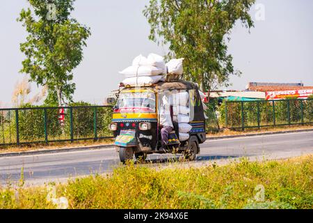 AGRA, INDIEN - OKTOBER 17: Öffentlicher Verkehr in Indien .Crazy Road scene -LKW mit überladener Ladung am 17. Oktober 2012 in Agra, Indien. Stockfoto