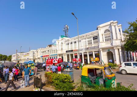 DELHI, INDIEN - NOV 16: Connaught Place ist am 16,2012. November eines der größten Finanz-, Handels- und Geschäftszentren in Delhi, Indien. Benannt nach Th Stockfoto