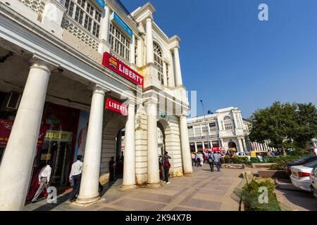 DELHI, INDIEN - NOV 16: Connaught Place ist am 16,2012. November eines der größten Finanz-, Handels- und Geschäftszentren in Delhi, Indien. Benannt nach Th Stockfoto