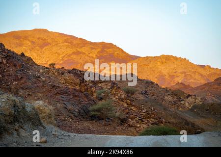 Riesige, wunderschöne Berge und Blick auf fossile Felsen während des frühen Sonnenaufgangs aus den VAE Stockfoto
