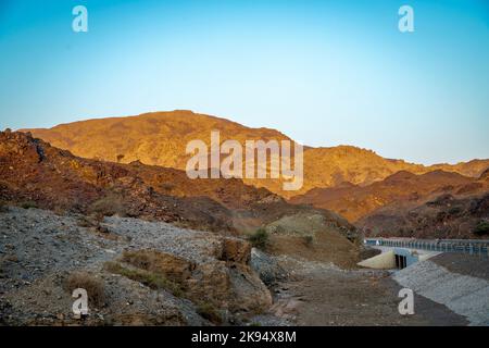 Riesige, wunderschöne Berge und Blick auf fossile Felsen während des frühen Sonnenaufgangs aus den VAE Stockfoto