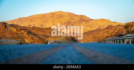 Riesige, wunderschöne Berge und Blick auf fossile Felsen während des frühen Sonnenaufgangs aus den VAE Stockfoto