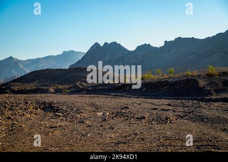 Riesige, wunderschöne Berge und Blick auf fossile Felsen während des frühen Sonnenaufgangs aus den VAE Stockfoto
