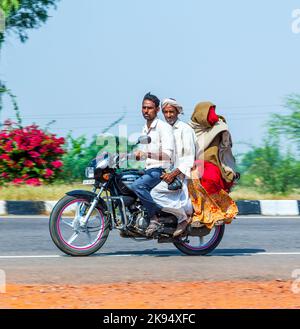 RAJASTHAN - INDIEN - OKTOBER 18: Mutter, Vater und Sohn fahren Roller durch geschäftige Autobahn Straße am 18. Oktober 2012 in Rajasthan, Indien. Bis zu sechs fam Stockfoto