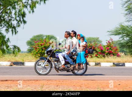 RAJASTHAN - INDIEN - OKTOBER 18: Mutter, Vater und kleines Kind Reiten Roller auf der Autobahn am 18. Oktober 2012 in Rajasthan, Indien. Bis zu sechs Familienmem Stockfoto