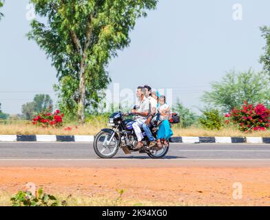 RAJASTHAN - INDIEN - OKTOBER 18: Mutter, Vater Bruder und Kleinkind Reiten auf Roller auf der Autobahn am 28. Oktober 2012 in Rajasthan, Indien. Bis zu Stockfoto