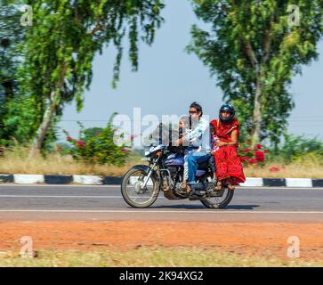 RAJASTHAN - INDIEN - OKTOBER 18: Mutter, Vater und kleines Kind Reiten auf Roller durch verkehrsreiche Autobahn Straße am 28. Oktober 2012 in Rajasthan, Indien. Stockfoto