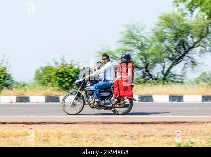 RAJASTHAN - INDIEN - OKTOBER 18: Mutter, Vater und Kinder fahren Roller auf der Autobahn am 18. Oktober 2012 in Rajasthan, Indien. Bis zu sechs Familienmem Stockfoto