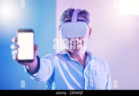 Älterer Mann mit Virtual Reality, Social-Media-App auf Smartphone-Bildschirm-Mockup und Metaverse ux. Werbekommunikationstechnik, Hand Holding Stockfoto