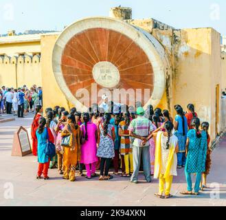 JAIPUR, INDIEN - Okt 18: Menschen besuchen das Jantar Mantar Observatorium am 18. Oktober 2012 in Jaipur, Indien. Die Sammlung von architektonischen astronomischen instrum Stockfoto