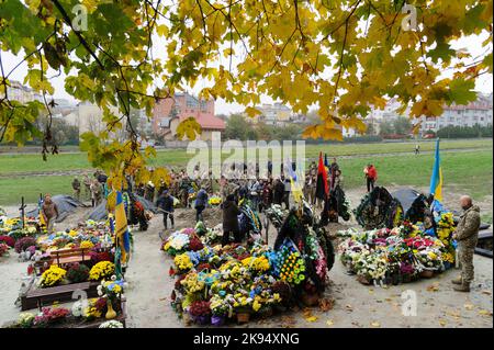 Lviv, Ukraine. 25. Oktober 2022. Trauerzeremonie auf dem „Mars Field“ des Oberstleutnants Dmytro Kutschynskyi, der während der russischen Invasion in die Ukraine von russischen Terroristen getötet wurde. Russland marschierte am 24. Februar 2022 in die Ukraine ein und löste damit den größten militärischen Angriff in Europa seit dem Zweiten Weltkrieg aus (Foto von Mykola Tys/SOPA Images/Sipa USA) Quelle: SIPA USA/Alamy Live News Stockfoto