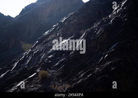 Riesige, wunderschöne Berge und Blick auf fossile Felsen während des frühen Sonnenaufgangs aus den VAE Stockfoto