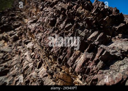 Riesige, wunderschöne Berge und Blick auf fossile Felsen während des frühen Sonnenaufgangs aus den VAE Stockfoto