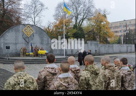 Lviv, Ukraine. 25. Oktober 2022. Trauerfeier des Oberstleutnants Dmytro Kutschynskyi, der während der russischen Invasion in die Ukraine von russischen Terroristentruppen getötet wurde. Russland marschierte am 24. Februar 2022 in die Ukraine ein und löste damit den größten militärischen Angriff in Europa seit dem Zweiten Weltkrieg aus (Foto von Mykola Tys/SOPA Images/Sipa USA) Quelle: SIPA USA/Alamy Live News Stockfoto