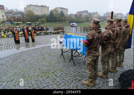 Lviv, Ukraine. 25. Oktober 2022. Trauerfeier des Oberstleutnants Dmytro Kutschynskyi, der während der russischen Invasion in die Ukraine von russischen Terroristentruppen getötet wurde. Russland marschierte am 24. Februar 2022 in die Ukraine ein und löste damit den größten militärischen Angriff in Europa seit dem Zweiten Weltkrieg aus (Foto von Mykola Tys/SOPA Images/Sipa USA) Quelle: SIPA USA/Alamy Live News Stockfoto