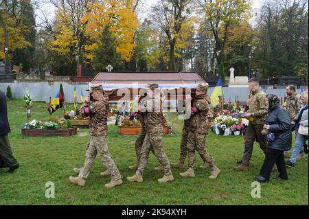 Lviv, Ukraine. 25. Oktober 2022. Trauerfeier des Oberstleutnants Dmytro Kutschynskyi, der während der russischen Invasion in die Ukraine von russischen Terroristentruppen getötet wurde. Russland marschierte am 24. Februar 2022 in die Ukraine ein und löste damit den größten militärischen Angriff in Europa seit dem Zweiten Weltkrieg aus (Foto von Mykola Tys/SOPA Images/Sipa USA) Quelle: SIPA USA/Alamy Live News Stockfoto