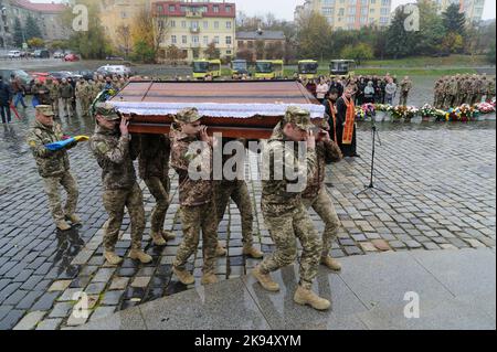 Lviv, Ukraine. 25. Oktober 2022. Soldaten tragen Sarg während der Trauerzeremonie des Oberstleutnants Dmytro Kutschynskyi, der während der russischen Invasion in die Ukraine von russischen Terroristen getötet wurde. Russland marschierte am 24. Februar 2022 in die Ukraine ein und löste damit den größten militärischen Angriff in Europa seit dem Zweiten Weltkrieg aus (Foto von Mykola Tys/SOPA Images/Sipa USA) Quelle: SIPA USA/Alamy Live News Stockfoto