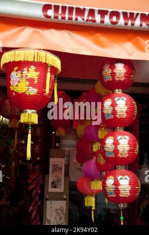 Shop Verkauf von chinesischen Waren, Newport Place, Chinatown, London, Großbritannien - farbenfrohe chinesische Laternen auf dem Display Stockfoto