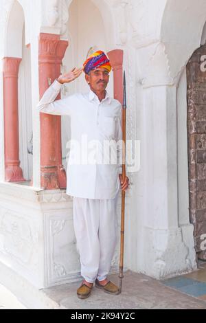 PUSHKAR, INDIEN - 20. OKTOBER: Indischer Empfang von einem Türsteher mit Turban in einem Hotel am 20. Oktober 2012 in Pushkar, Indien. Turbans bekannt als Pagadis in l Stockfoto
