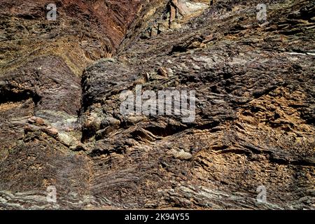Riesige, wunderschöne Berge und Blick auf fossile Felsen während des frühen Sonnenaufgangs aus den VAE Stockfoto