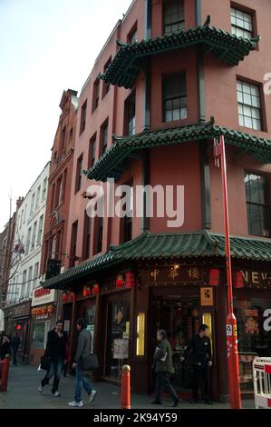 Chinesisches Restaurant, Chinatown, Gerrard Street, London, Großbritannien - Chinesische Laternen und Dächer Stockfoto