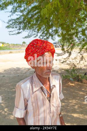 PUSHKAR, INDIEN - OKTOBER 21: Ein Rajasthani Stammesmann trägt traditionellen bunten Turban besucht die jährliche Pushkar Rinder-Messe am 21. Oktober 2012 in Stockfoto