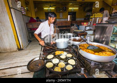 PUSHKAR, INDIEN - 20. OKTOBER: Am 20,2012. November bereitet ein Einheimischer in einer Pfanne in Pushkar, indien, eine Bäckerei zu. Pan Kochen in Indien ist üblich und vor allem Propa Stockfoto