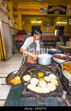 PUSHKAR, INDIEN - 20. OKTOBER: Am 20,2012. November bereitet ein Einheimischer in einer Pfanne in Pushkar, indien, eine Bäckerei zu. Pan Kochen in Indien ist üblich und vor allem Propa Stockfoto