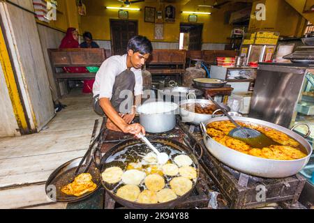 Pushkar, Indien - 20. Oktober 2012: Lokaler Mann bereitet Bäckerei in einer Pfanne in Pushkar, indien. Pan Kochen in Indien ist üblich und vor allem Propangas wird verwendet Stockfoto