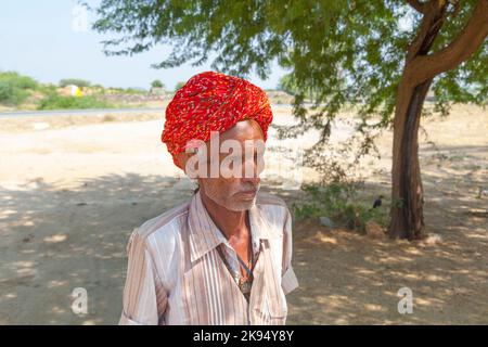 Pushkar, Indien - 21. Oktober 2012: Ein Stammesmann aus Rajasthani, der traditionelle bunte Turban trägt, besucht die jährliche Pushkar-Rindermesse in Pushkar, Raj Stockfoto