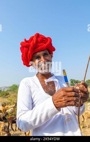 Pushkar, Indien - 22. Oktober 2012: Ein Rajasthani Stammesmann trägt traditionelle bunte Turban und liebt es, auf der jährlichen Pushkar Rinder Messe in posieren Stockfoto