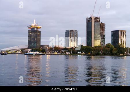 Amsterdam, Niederlande. September 2022. Blick auf den IJ-Fluss mit dem Amsterdamer Turm und dem Eye-Filmmuseum im Hintergrund. Hochwertige Fotos Stockfoto